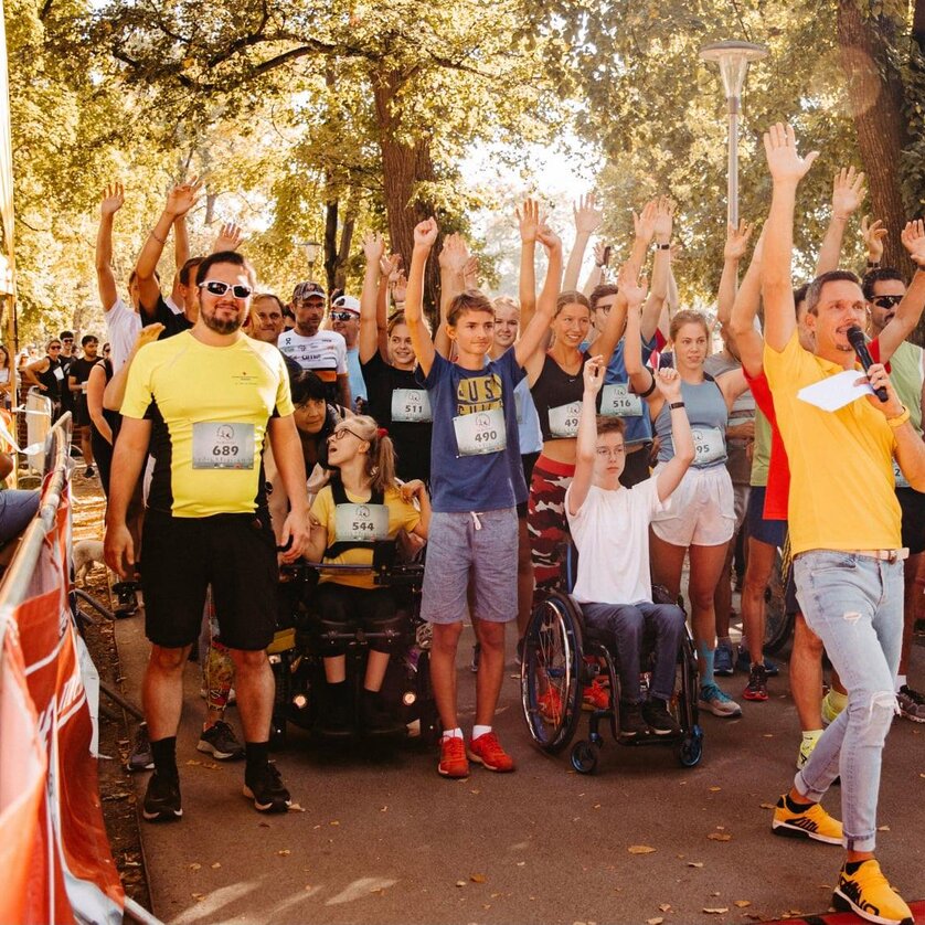 Inklusionslauf Start | © Soziale Projekte Steiermark Gruppe von Teilnehmern bei einem Lauf-Event mit erhobenen Händen. | © Soziale Projekte Steiermark