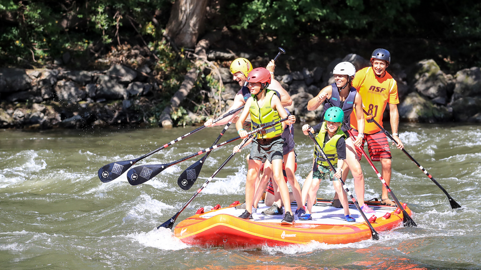 Ein Team beim Stand-Up-Paddling auf der Mur in Graz.