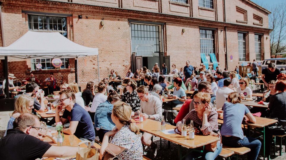 Menschen genießen den Kunst- und Designmarkt in Graz. | © Kunst und Designmarkt