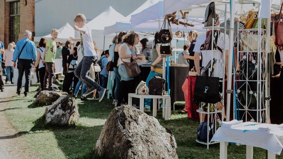 Menschenmengen an Ständen beim Kunst- und Designmarkt in Graz. | © Kunst- und Designmarkt