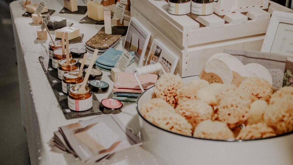 Ständer mit verschiedenen Kunst- und Designprodukten auf einem Markt. | © Kunst- und Designmarkt