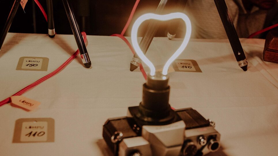 Eine kreative Lampeninstallation in Herzform auf einem Tisch. | © Kunst- und Designmarkt