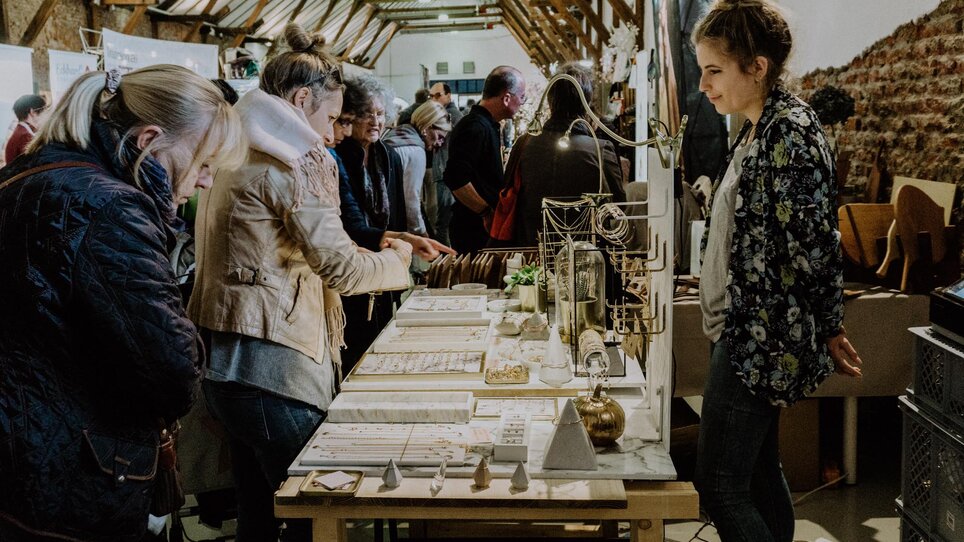 Menscheninteraktion auf einem Kunst- und Designmarkt in Graz. | © Kunst- und Designmarkt