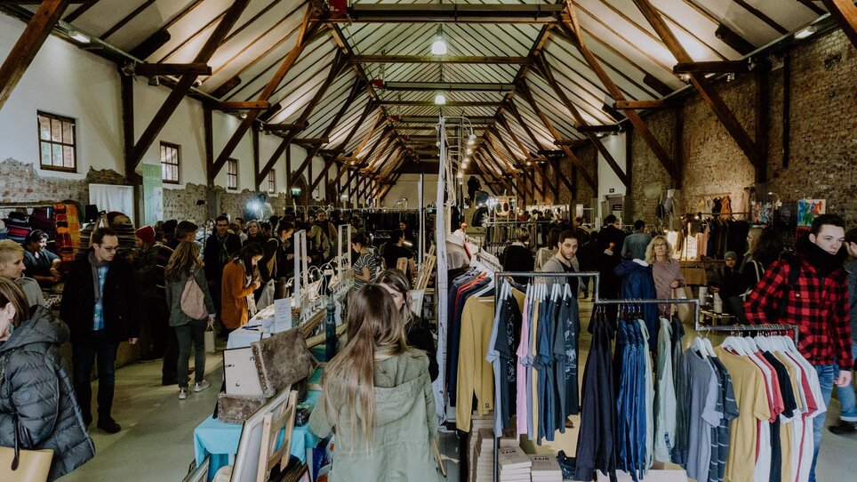 Besucher auf dem Kunst- und Designmarkt in einem großen Raum. | © Kunst- und Designmarkt