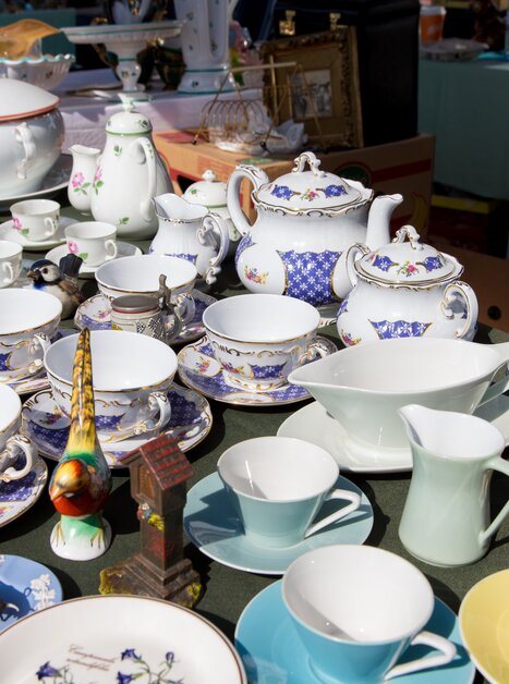 Eine Auswahl von feinem Geschirr auf einem Flohmarkt in Graz. | © Graz Tourismus - Harry Schiffer