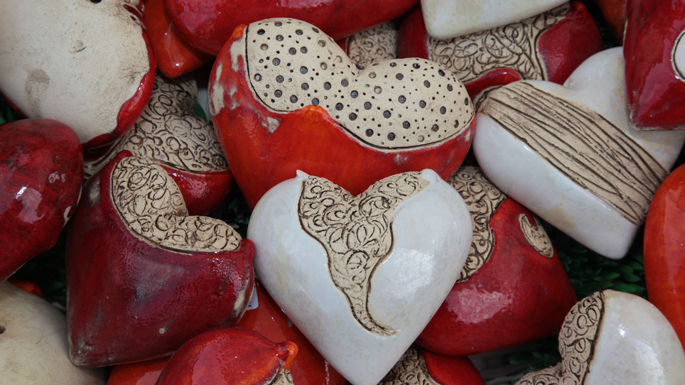 Verschiedene Herzformen aus Ton in Rot und Beige. | © Graz Tourismus - Manfred Lach