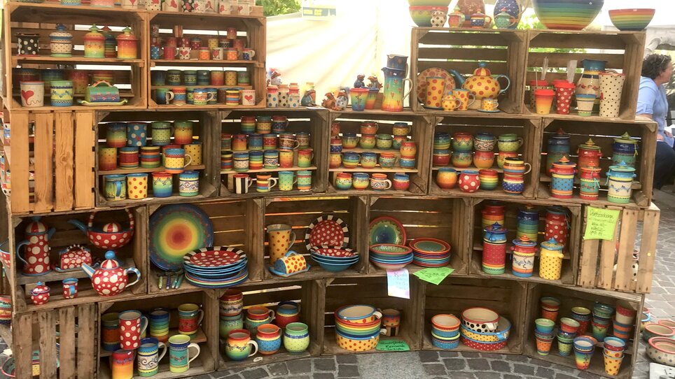 Colorful pottery and ceramics at a market. | © KIKH-Frank Flurer