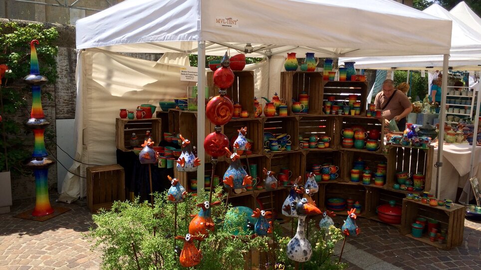 Colorful craft market with ceramic goods in Graz. | © KIKH-Frank Flurer