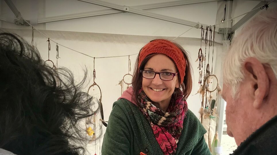 Vendor showcases jewelry at the Easter market. | © KIKH 4