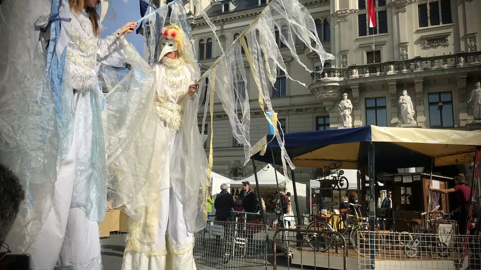 Display of stilt walkers at the Easter market in Graz. | © KIKH