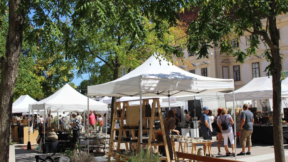 Besucher schlendern über den Töpfermarkt mit zahlreichen Ständen.