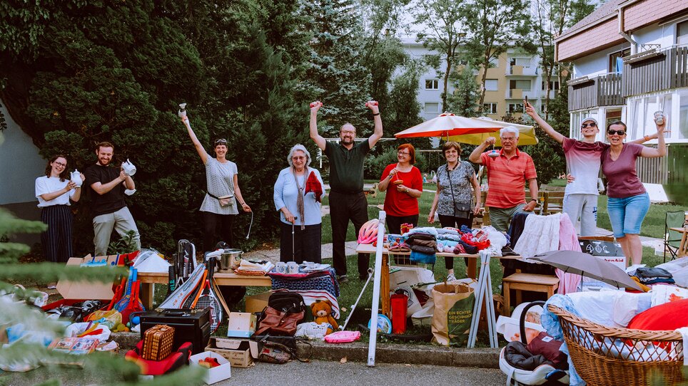 Menschen feiern beim Flohmarkt mit vielen Ständen im Freien. | © Stella