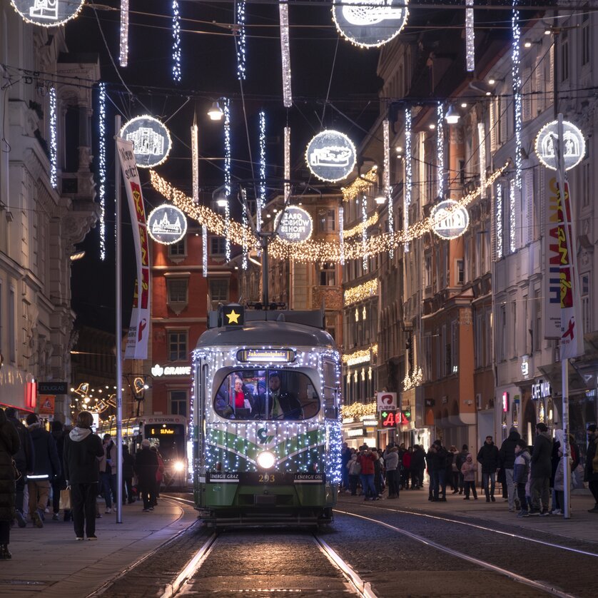 Illuminated streets with tram in Graz, decorated for Christmas. | © Vincent Croce