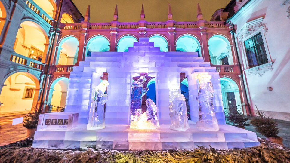 Eiskrippe aus Eis im Landhaushof in Graz, beleuchtet und kunstvoll gestaltet. | © Foto Fischer