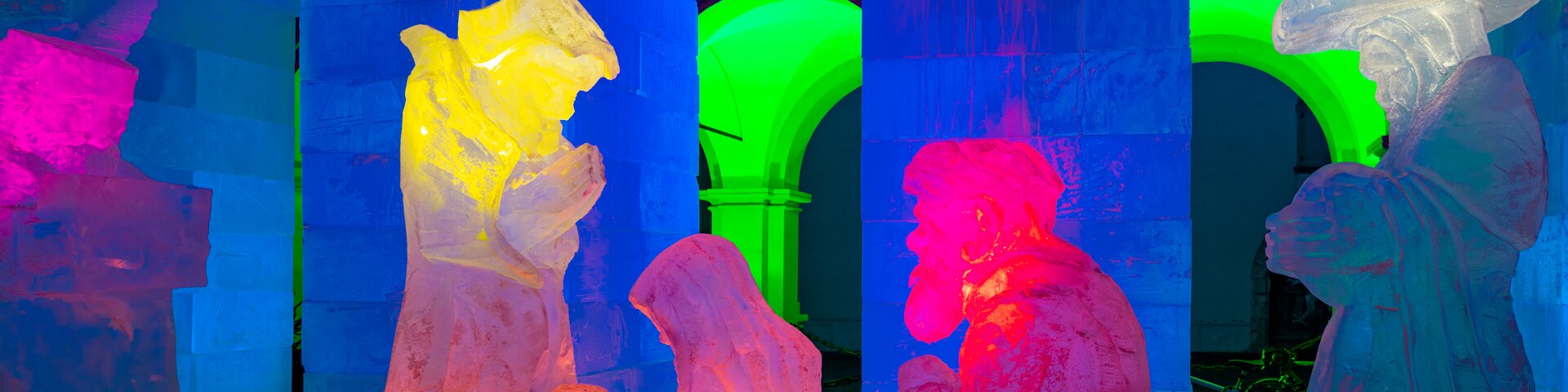 Advent in Graz I Eiskrippe im Landhaushof | © Graz Tourismus_Harry Schiffer Bunte Eisskulpturen der Heiligen Familie und weiterer Figuren in Graz. | © Graz Tourismus_Harry Schiffer