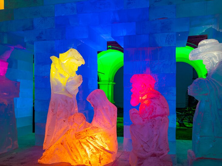 Bunte Eisskulpturen der Heiligen Familie und weiterer Figuren in Graz. | © Graz Tourismus_Harry Schiffer