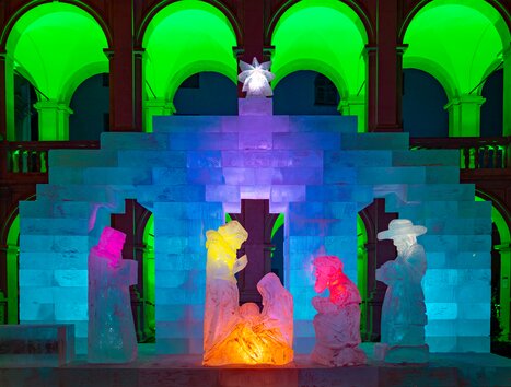 Ice nativity scene with colorful lights in the Landhaus courtyard in Graz, figures made of ice creating a festive atmosphere. | © Graz Tourismus - Harry Schiffer
