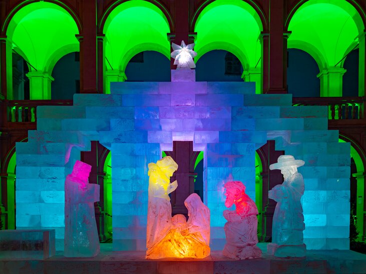 Eiskrippe mit bunten Lichtern im Landhaushof in Graz, Figuren aus Eis sowie Weihnachtsstimmung. | © Graz Tourismus - Harry Schiffer