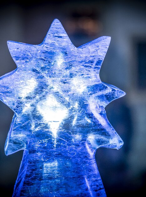 Eisfigur in Form eines Sterns, beleuchtet und transparent, im Landhaushof Graz. | © Stadt Graz - Foto Fischer
