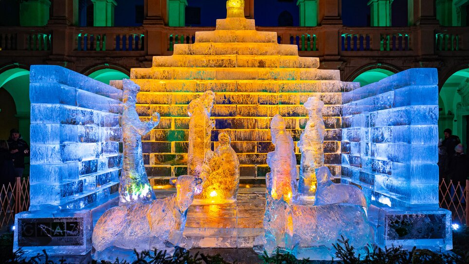 Eiskrippe aus Eis mit Figuren und Lichtern im Landhaushof in Graz. | © Region Graz - Harry Schiffer