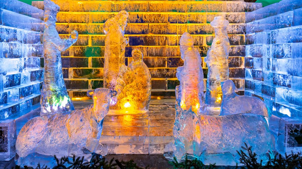 Eiskrippe aus Eis mit Figuren und Lichtern im Landhaushof in Graz. | © Region Graz - Harry Schiffer