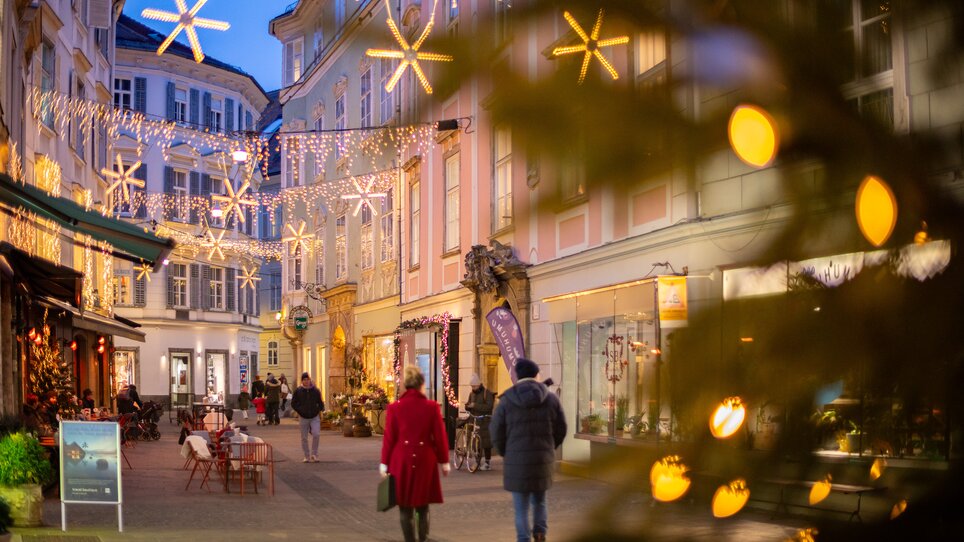 Via Stempfergasse a Graz con decorazioni natalizie e visitatori. | © Graz Tourismus - Harry Schiffer