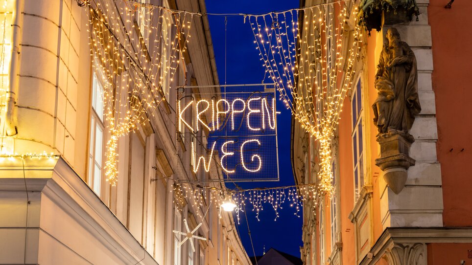 Stempfergasse decorata a Natale con il cartello Krippenweg illuminato. | © Graz Tourismus-Harry Schiffer