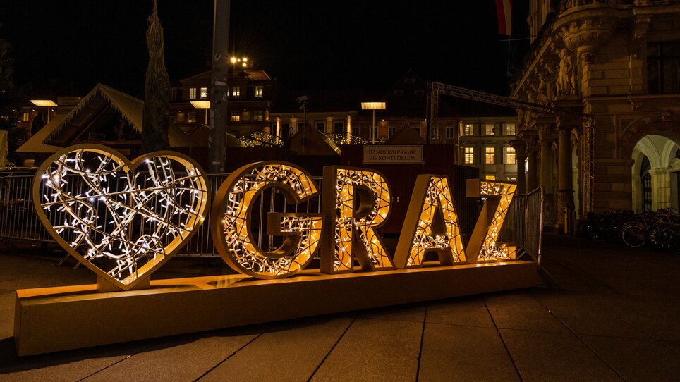 Beleuchteter Schriftzug 'I love Graz', perfekt für Selfies während der Adventszeit. | © achtzigzehn - Hinterleitner