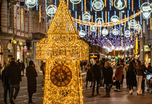 Beleuchtete Skulptur eines Uhrturms in der Herrengasse in Graz. | © achtzigzehn - Hinterleitner