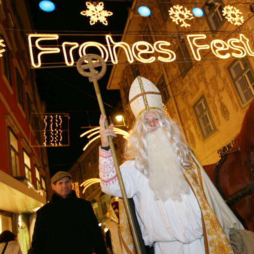 Nikolaus mit Pferd unter Lichtern in Graz. | © Graz Tourismus