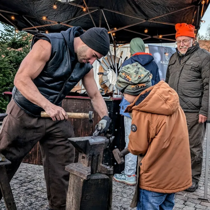 Live Blacksmithing at the Aufsteirern Christmas Market on Schlossberg Hill - Impression #1 | © Kalderum