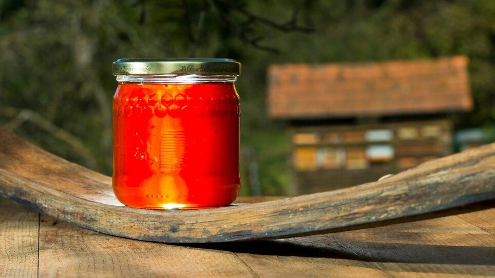 Ein Glas mit roter Tomatensoße auf einem rustikalen Holzbrett. | © Werner Krug