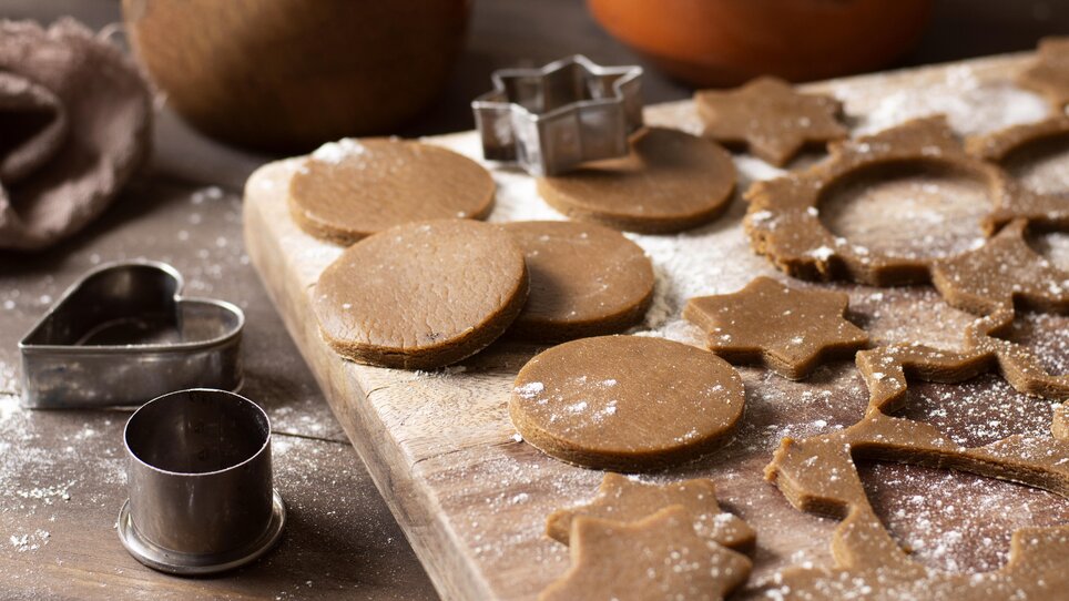 Ausstechformen und Plätzchenteig auf einem Holzbrett. | © Volkskundemuseum Graz