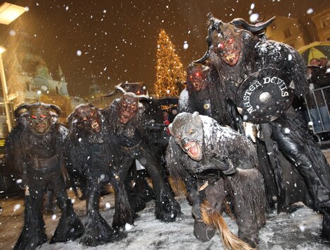 Group of Perchten in festive attire at night in Graz, in the snow. | © Graz Tourismus - Harry Schiffer