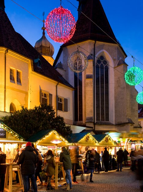 Weihnachtsmarkt im Franziskanerviertel, festlich beleuchtet mit Ständen und Menschen. | © Graz Tourismus - Harry Schiffer