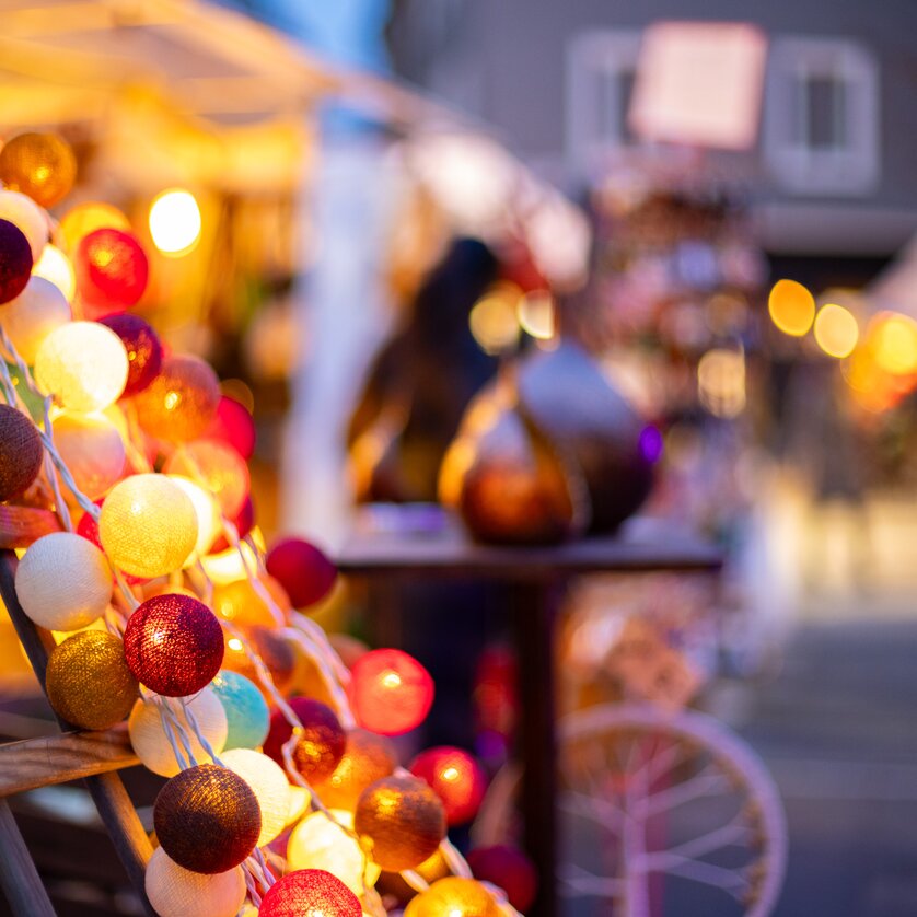 Beleuchtete Kugeln und festliche Stände auf dem Freiheitsplatz. | © Graz Tourismus - Harry Schiffer