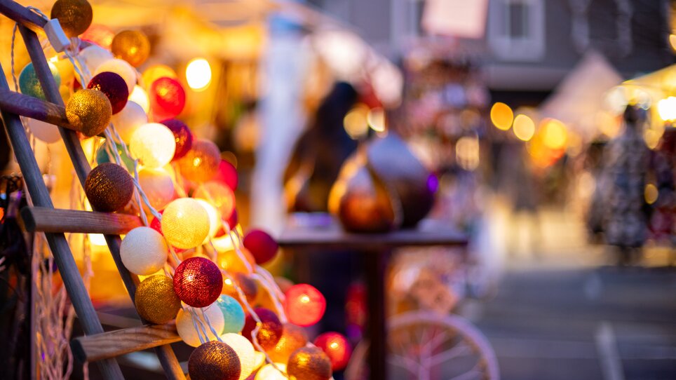 Beleuchtete Kugeln und festliche Stände auf dem Freiheitsplatz. | © Graz Tourismus - Harry Schiffer