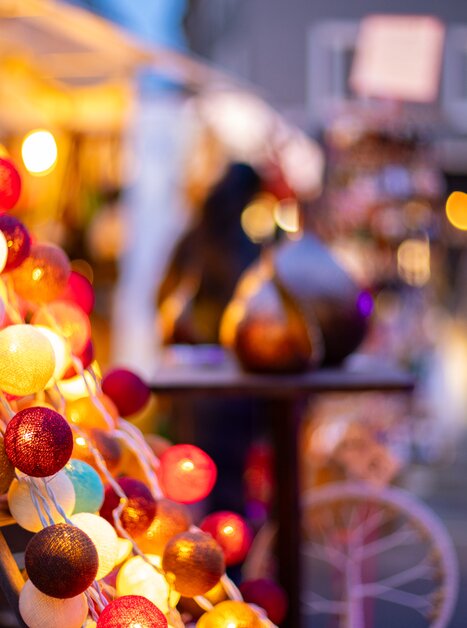Beleuchtete Kugeln und festliche Stände auf dem Freiheitsplatz. | © Graz Tourismus - Harry Schiffer