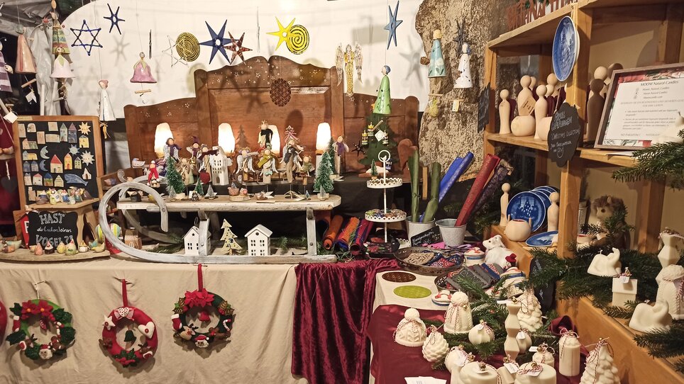 Ein Stand mit handgefertigten Weihnachtsartikeln, Kerzen und Dekorationen. | © Thomas Luef