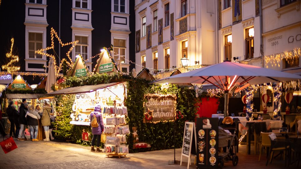 Weihnachtsmarkt mit Lichtern und Ständen in Graz, gemütliche Atmosphäre. | © Graz Tourismus - Harry Schiffer