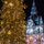Weihnachtsbaum vor dem Rathaus in Graz, beleuchtet mit goldenen Kugeln. | © Graz Tourismus-Harry Schiffer