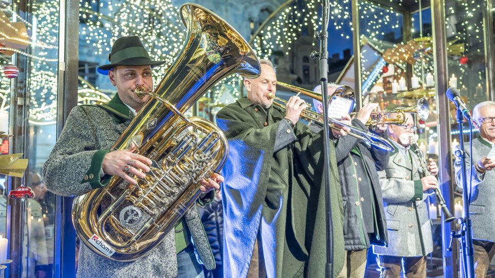 Musiker spielen auf dem Christkindlmarkt in Graz. Ein Tubist ist im Vordergrund zu sehen. | © Stadt Graz - Foto Fischer