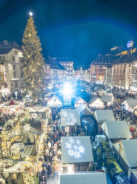 Christmas market in Graz with a beautifully lit tree and stalls at Hauptplatz. | © Stadt Graz Foto Fischer