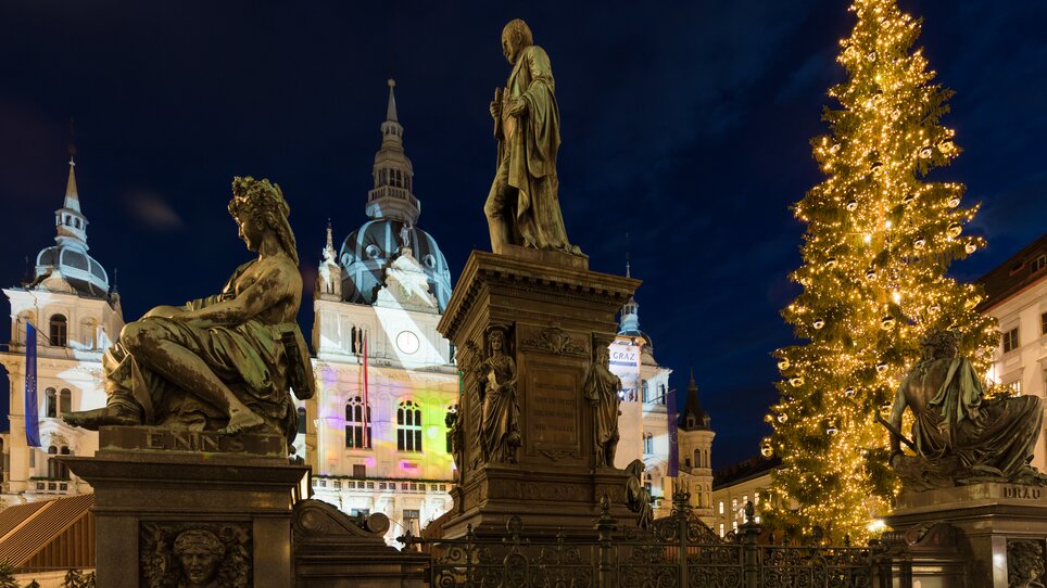 Weihnachtsbaum und Statuen am Hauptplatz in Graz bei Nacht. | © Graz Tourismus - Harry Schiffer