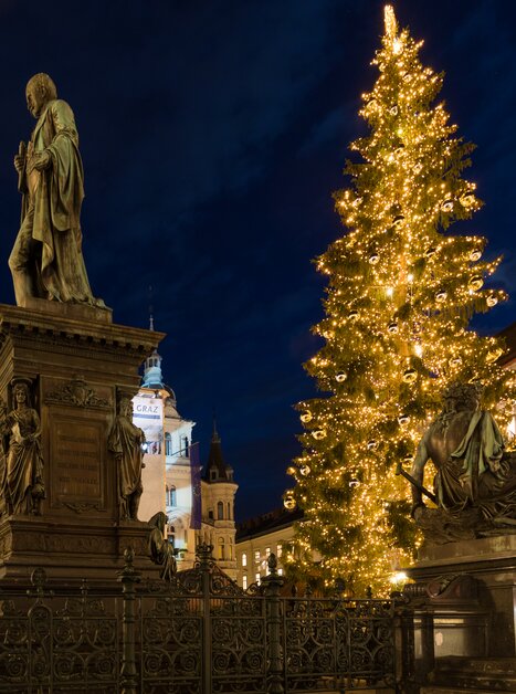 Christmas tree and statues on Hauptplatz in Graz at night. | © Graz Tourismus - Harry Schiffer