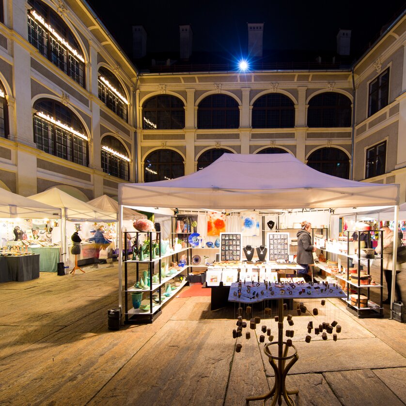 Advent in Graz I Advent im Joanneumsviertel | © Graz Tourismus - Harry Schiffer Weihnachtsmarkt im Joanneumsviertel, mit beleuchteten Ständen und Dekorationen. | © Graz Tourismus - Harry Schiffer