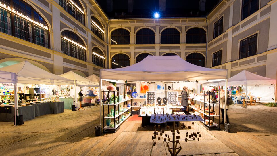 Advent in Graz I Advent im Joanneumsviertel | © Graz Tourismus - Harry Schiffer Weihnachtsmarkt im Joanneumsviertel, mit beleuchteten Ständen und Dekorationen. | © Graz Tourismus - Harry Schiffer