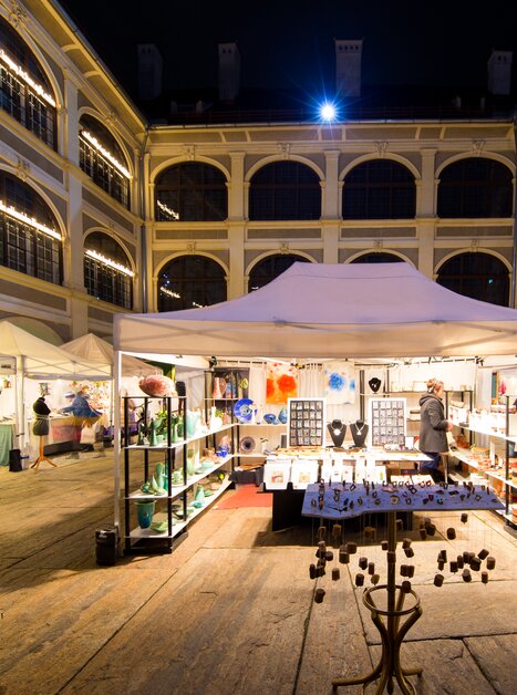 Weihnachtsmarkt im Joanneumsviertel, mit beleuchteten Ständen und Dekorationen. | © Graz Tourismus - Harry Schiffer