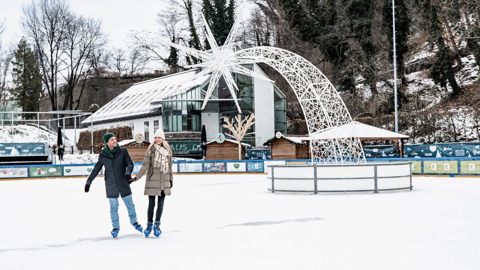 A couple ice skating at Winterwelt in Graz. | © Graz Tourismus - Mias Photoart
