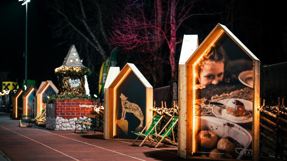 Illuminated wooden frames in the shape of houses, featuring images of the Graz region, at the Graz Winter World. | © Kuro Simon